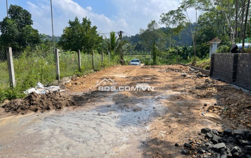 Bán đất chính chủ thôn Bằng Y Ba Vì rộng 700m2 mặt tiền 8,7m sẵn nhà ở luôn