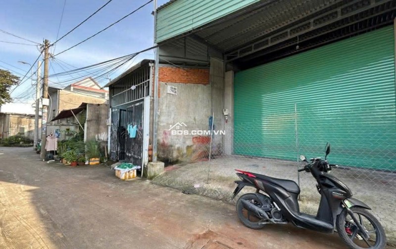 Kho 4t.ỷ Thới Tam Thôn, Hóc Môn, đường ôtô .
 Lh 07838 +93838 để xem kho