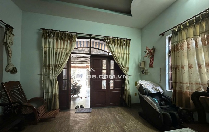 Bán nhà mặt tiền Dương Công Khi, Hóc Môn. DT 200m2, 3 tầng, 6PN. Sổ hồng, giá 15 tỷ.