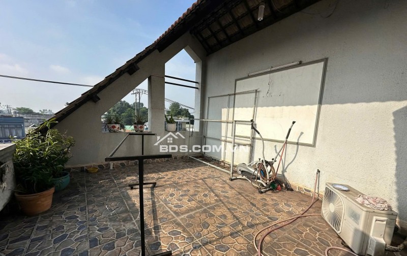 Bán nhà mặt tiền Dương Công Khi, Hóc Môn. DT 200m2, 3 tầng, 6PN. Sổ hồng, giá 15 tỷ.