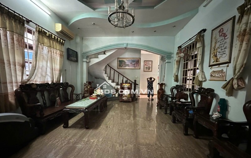 Bán nhà mặt tiền Dương Công Khi, Hóc Môn. DT 200m2, 3 tầng, 6PN. Sổ hồng, giá 15 tỷ.