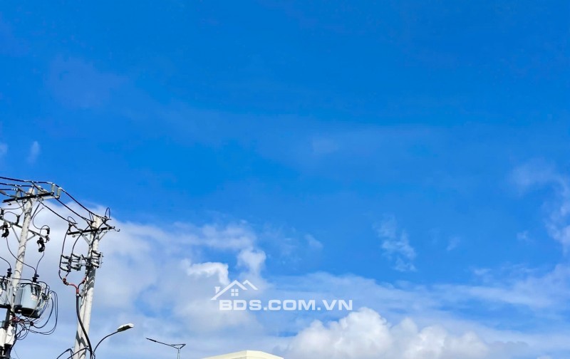 Nhà 4 tầng, hẻm 1 xẹt Đỗ Xuân Hợp, dòng tiền ổn định 10 triệu/tháng, chưa tới 4 tỷ.