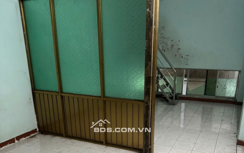 Nhà mặt tiền đường, 70m2, 1 trệt 1 lửng, đường Bến Bình Đông