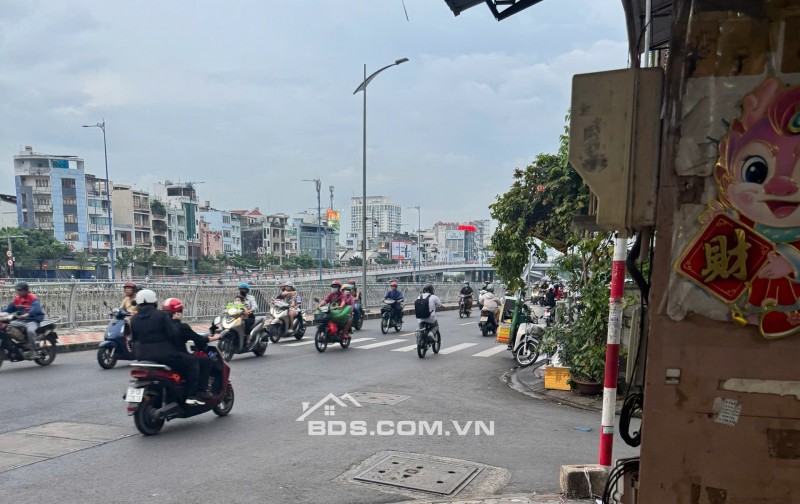 Nhà mặt tiền đường, 70m2, 1 trệt 1 lửng, đường Bến Bình Đông