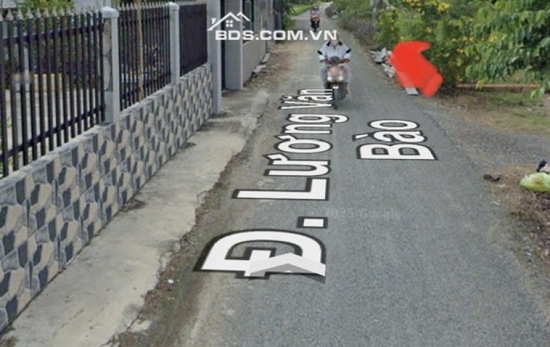 Đất mặt tiền đường Lương Văn Bào. cách Quốc lộ 50 khoảng 900m, cách TP HCM 9km, nhà ở đông đúc.
