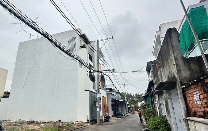 NHÀ NGON TRONG PHÂN KHÚC NHA. 
 Nhà đẹp 2 tầng – HẺM XE TẢI LUÔN – an ninh Diện tích 6x10m vuông vức – hoàn công