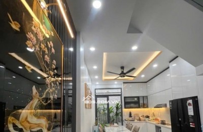 Ngôi nhà nằm ngay trục 3/2 – Điện Biên Phủ, nơi mỗi sáng chỉ vài bước là thấy nhịp sống Sài Gòn rộn ràng.