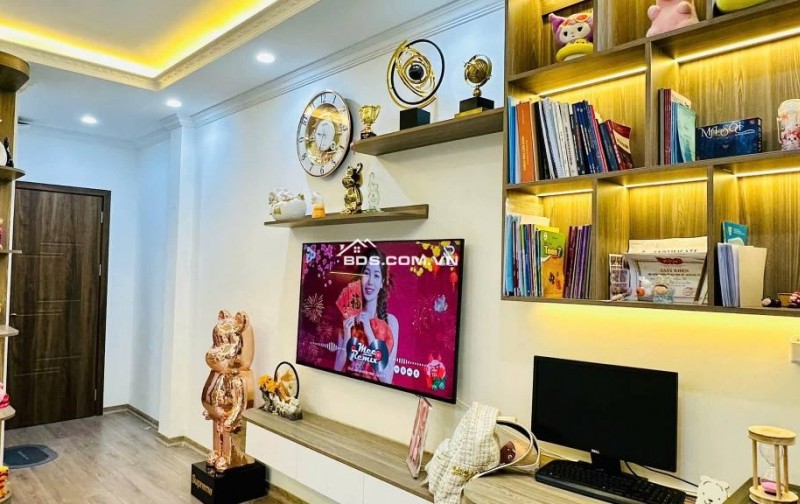 Nhà Đẹp Thang Máy, Gần Phố Nguyễn An Ninh 42/45m, 7 tầng, mt 4.2m, giá 15.9 tỷ.