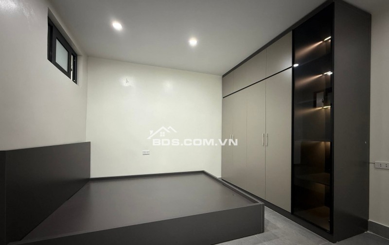 Bán Nhà Kinh Doanh, Ô TÔ, Quỳnh Mai 140m, giá 8,9 tỷ