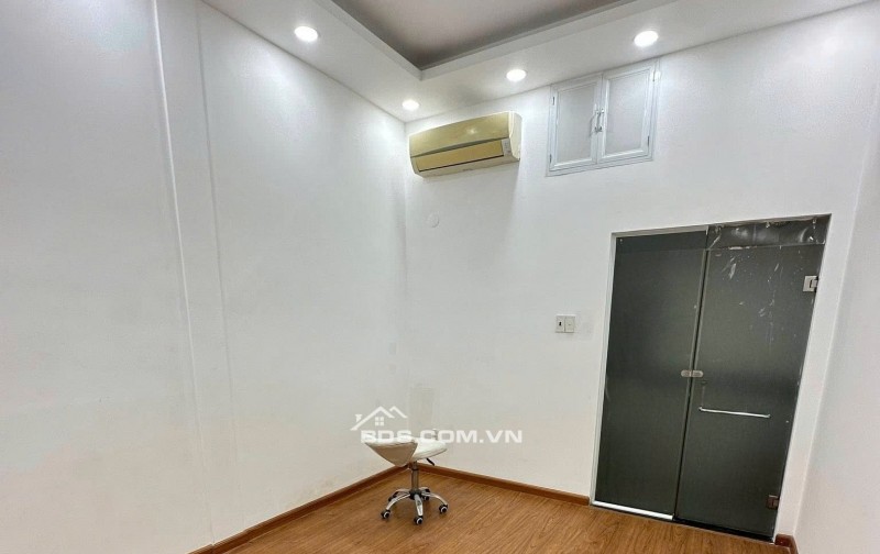 Cho thuê nhà nguyên căn Cách Mạng Tháng 8 Tân Bình, 3.3x11m 4PN giá 18tr tl ít