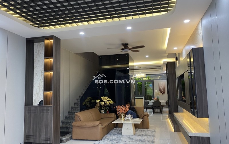 Nhà Mới Xây Đẹp 100%• Phú Mỹ• Q7• Gần Phú Mỹ Hưng• 90m2(5x18)• Ngang 5 Lớn• 4 Tầng• 4PN• 4WC• Có Thang Máy Xịn