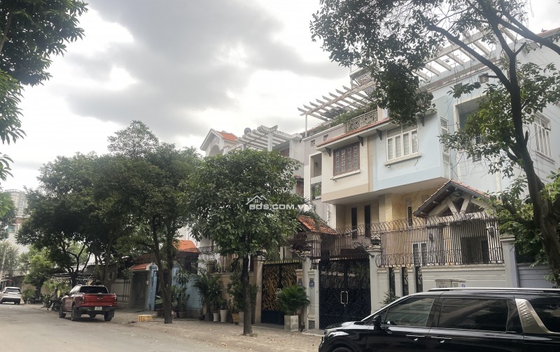 Biệt Thự 5 Tầng• Có Hầm• Khu Cao Lỗ• P4• Q8• 160m2(8x20)• 6PN• 6WC• Ngay Siêu Thị Parc Mall• Gần Trường Đại Học Công Nghệ Sài Gòn