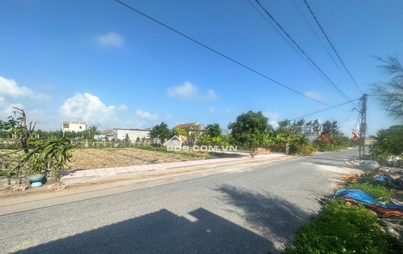 Cần bán cắt lỗ đất biển quất lâm sát quảng trường biển , phố đi bộ ,công viên phù hợp kinh doanh mọi ngành nghề. Lh e