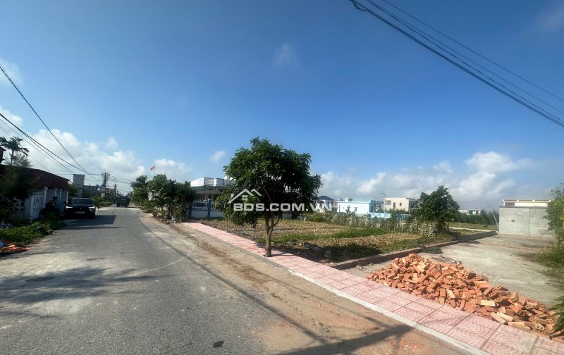 Cần bán cắt lỗ đất biển quất lâm sát quảng trường biển , phố đi bộ ,công viên phù hợp kinh doanh mọi ngành nghề. Lh e