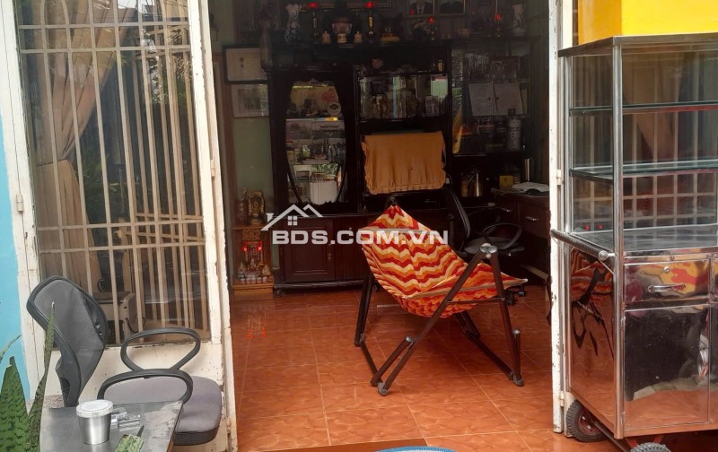  Bán nhà hẻm ô tô phường Thạnh Mỹ Lợi (nay là phường Cát Lái) TP HCM.  Diện tích: 102,3m2 (6m*17m). Trừ lộ giới còn 87,6m2.  Kết cấu: nhà cấp 4 xây chữ L, có 1 PN, 1 WC.  Hướng: Tây Bắc.  Vị trí: khu dân cư xây dựng kín, gần TTHC TP Thủ Đức (củ), gần cầu 