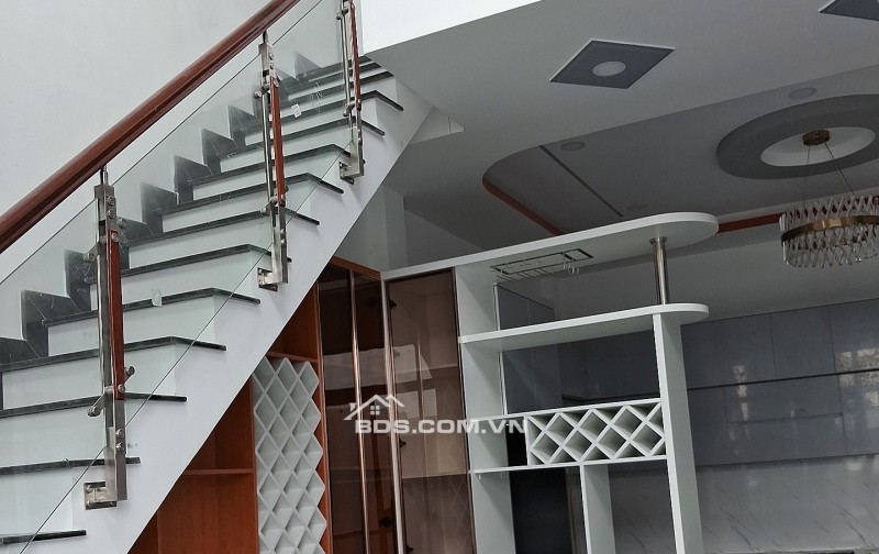 BÁN CĂN NHÀ PHỐ CAO CẤP – XÃ BÀ ĐIỂM – TP HCM • Dt 5m x 20m. Nhà mới hoàn thiện, vào ở ngay.• Kết cấu: 1 trệt, 1 lửng, 3 phòng ngủ, 2 nhà vệ sinh | 4,39 tỷ Vị trí: Ấp 4, xtt, xã Bà Điểm.