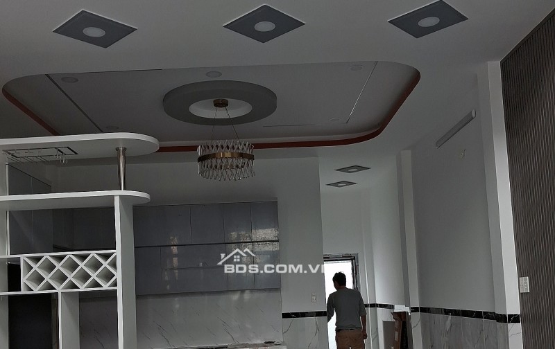 BÁN CĂN NHÀ PHỐ CAO CẤP – XÃ BÀ ĐIỂM – TP HCM • Dt 5m x 20m. Nhà mới hoàn thiện, vào ở ngay.• Kết cấu: 1 trệt, 1 lửng, 3 phòng ngủ, 2 nhà vệ sinh | 4,39 tỷ Vị trí: Ấp 4, xtt, xã Bà Điểm.