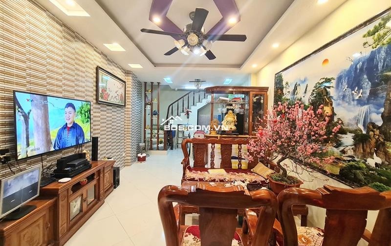 Giá hot Bán nhà Hoàng Mai Hoàng Văn Thụ 100tr/1m2 Sổ đỏ chính chủ