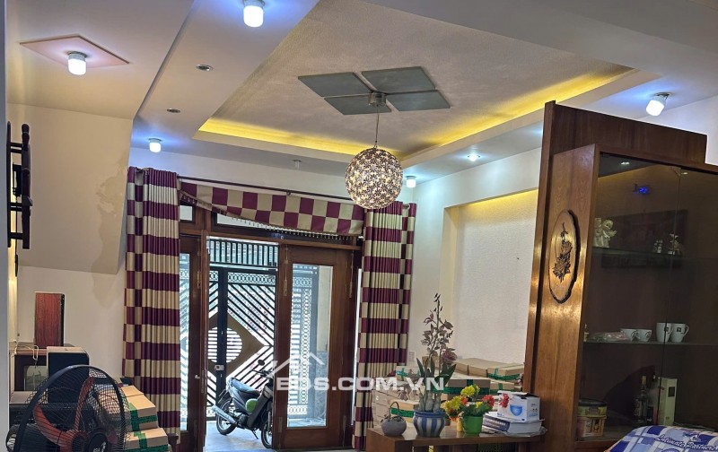 Nhà HXH đường ĐHT02, sát chợ, 5 x 18m, 4 tấm, 7 PN