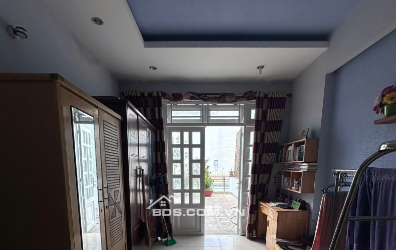 Nhà HXH đường ĐHT02, sát chợ, 5 x 18m, 4 tấm, 7 PN