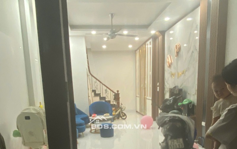 Tôi bán gấp căn nhà đẹp ở luôn ngõ 101 Thanh Nhàn, 38m2, 5 tầng, 6 phòng ngủ giá 12 tỷ có TL