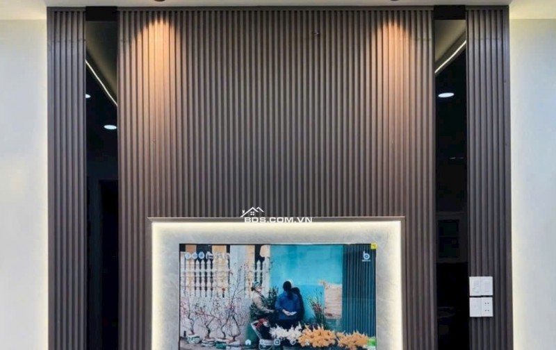 Nhà Xây Mới 1 Trệt. 2 Lầu. Sân thượng -2 PN. 3WC. Ban công lớn 6 Tỷ 250