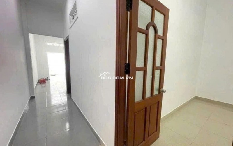 Chủ ngộp cần bán gắp căn nhà 118m2 giá chỉ 980tr ở Bà Điểm Hóc Môn sổ hồng riêng