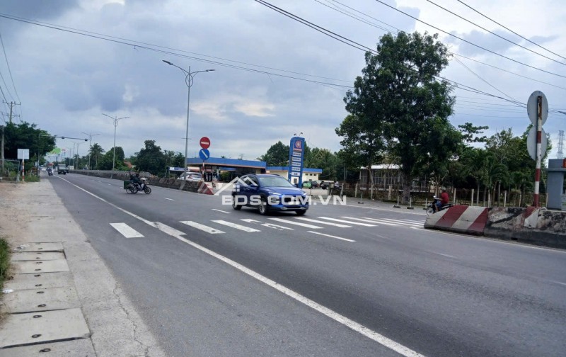 Ngay sát QL1A. Cách Cầu Rượu Tiền Giang 300m. Bán rẻ 3 lô đất THỔ CƯ liền kề Hơn 900m2.