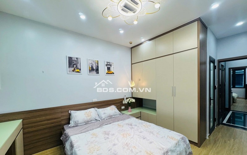 Nhà Đẹp Thang Máy, Đường Hoàng Mai 42m, 5 tầng, mt 3.5m, giá 12.8 tỷ.