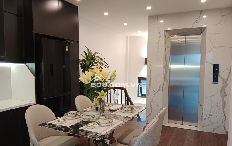 Nhà Đẹp, Gần Times City Thang Máy Dương Văn Bé 39/43m, 5 tầng, mt 3.4m, giá 12.2 tỷ