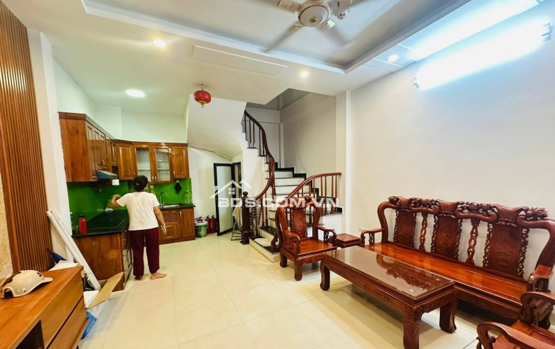 Bán Nhà Lô Góc, Gần Phố, Dương Văn Bé, Hai Bà Trưng 33/41m, 5 tầng, mt 4.6m, giá 8.6 tỷ.