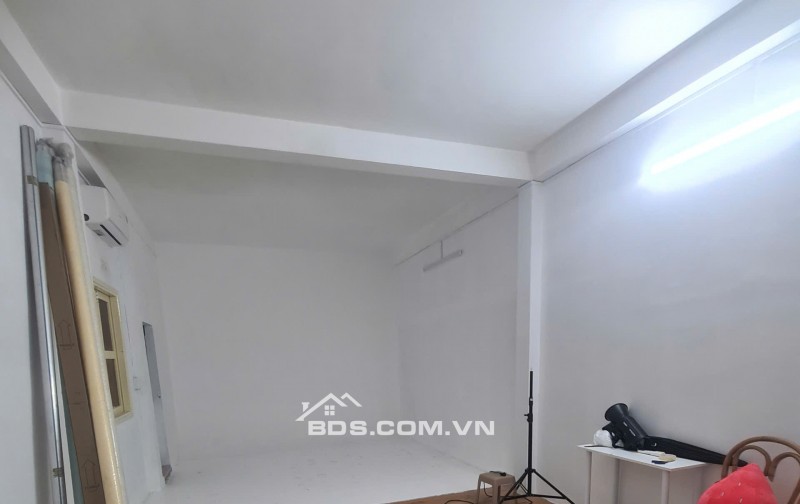 Cho thuê phòng làm việc 50m2 lầu 1 tiện làm editor, designer, quay SP