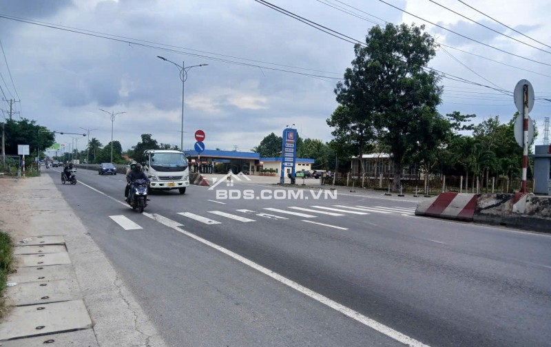 Ngay sát QL1A. Cách Cầu Rượu Tiền Giang 300m. Bán rẻ 3 lô đất THỔ CƯ liền kề Hơn 900m2.