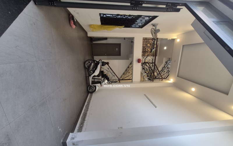 Gần hẻm xe hơi - giáp MT Cách Mạng Tháng 8 - thu 35tr/th - 5 tầng - chỉ 6 tỷ 99