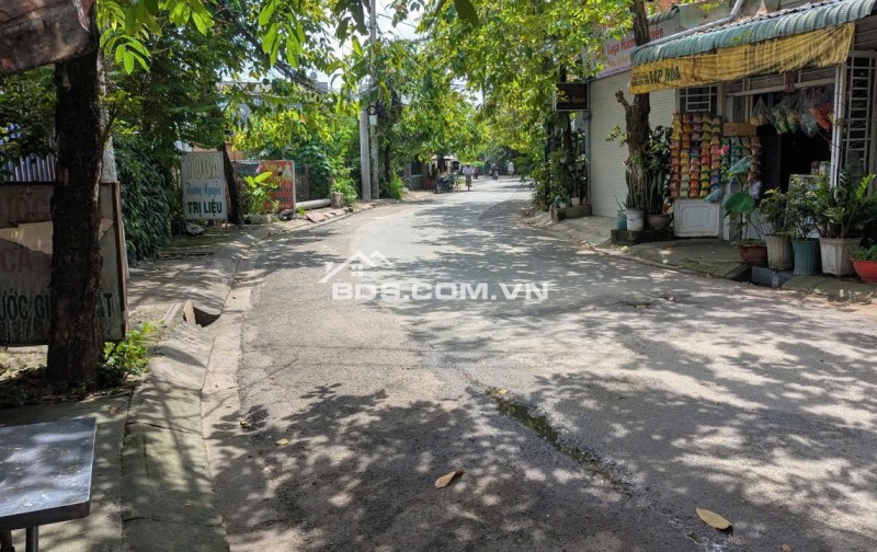 Bán nhà và đất 200m2 mặt tiền đường lớn xã Thới Tam Thôn Hóc Môn