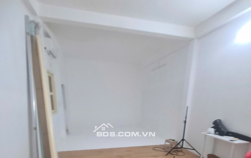 Cho thuê phòng làm việc 50m2 lầu 1 tiện làm editor, designer, quay SP