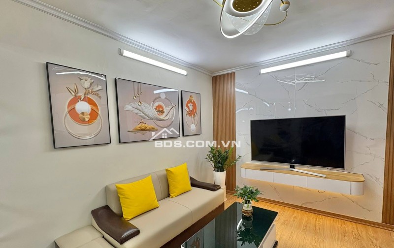 Bán Nhà Ở Luôn Quỳnh Mai, Hai Bà Trưng 50m, tầng 2,  giá 3.3 tỷ.