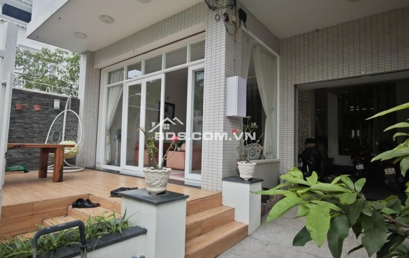 Biệt thự 3 tầng phong phú Bình Chánh - có đầy đủ tiện ích.