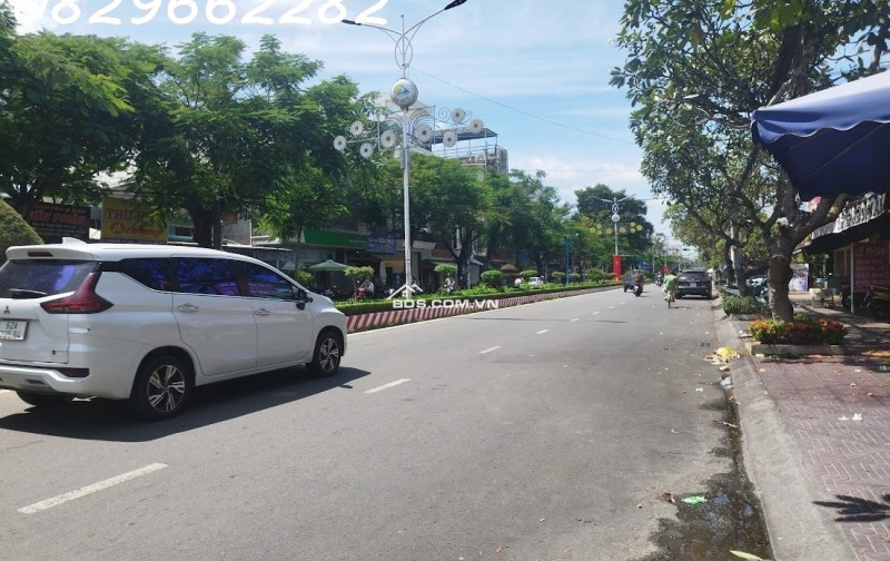 Bán Nhà Mặt Tiền Hùng Vương, TP Sa Đéc, 10x24m, 3 Tầng, Sổ Hồng.