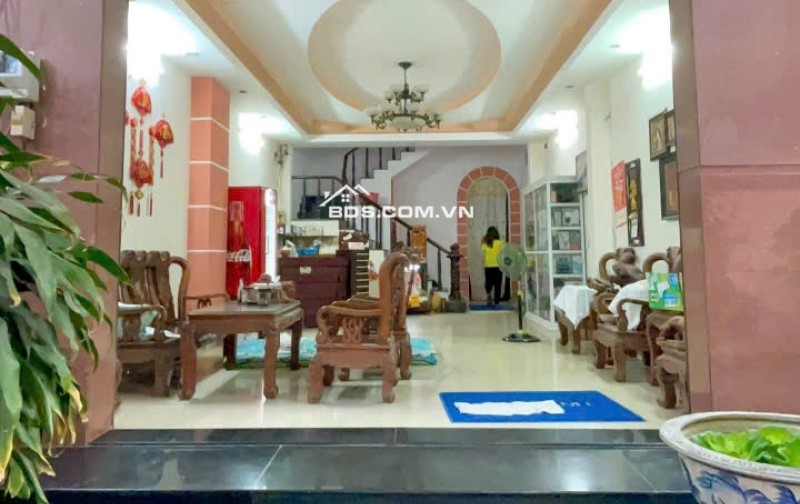 Bán khách sạn 4 lầu đường Võ Thị Hồi Hóc Môn, đang kinh doanh tốt