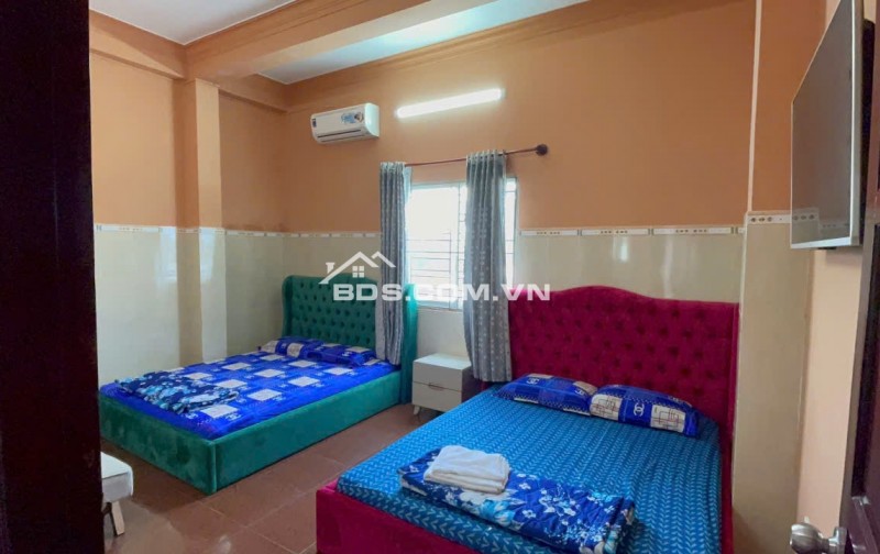 Bán khách sạn 4 lầu đường Võ Thị Hồi Hóc Môn, đang kinh doanh tốt