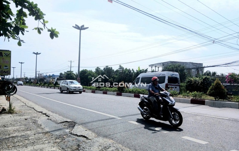 Nhà MẶT TIỀN LÔ GÓC đẹp RỰC RỠ. Đường Mỹ Hưng. Bao rẻ Nhứt Mỹ Tho. TG cũ.