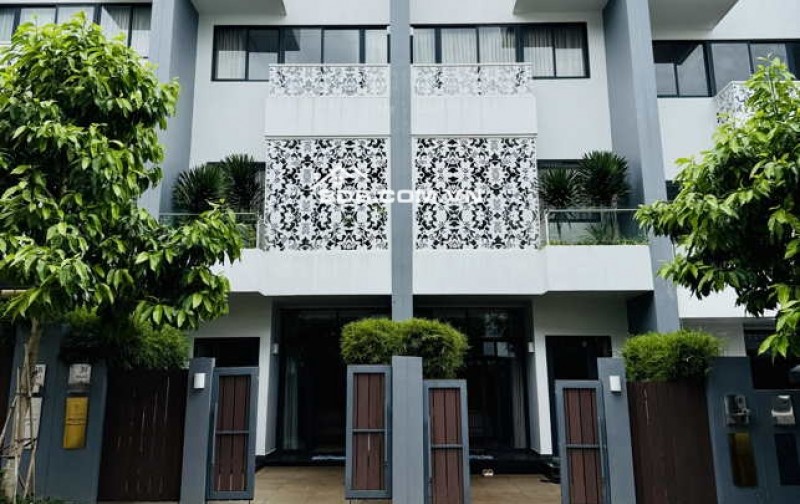 Bán và cho thuê nhà phố full nội thất, trung tâm Buôn Mê Thuột