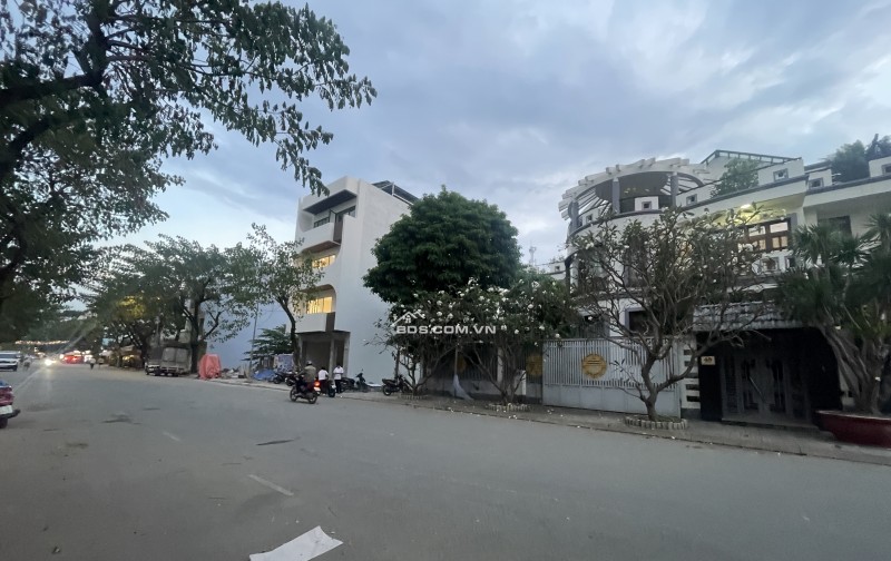 BÁN BIỆT THỰ LÔ GÓC 2 MẶT TIỀN KDC PHÚ MỸ – Q7 – NGANG LỚN 25M x DÀI 19M(478M2) – CÓ HẦM – SÂN VƯỜN – SIÊU PHẨM HIẾM CÓ CĂN THỨ 2