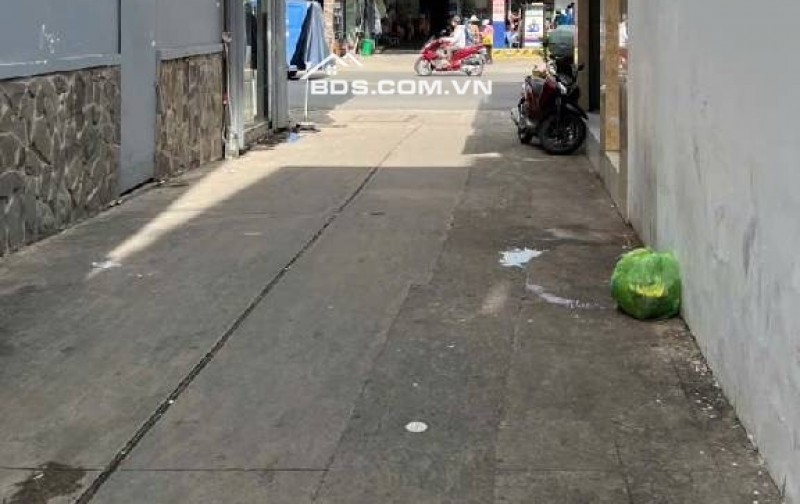 Bán nhà Lạc Long Quân, 4 tầng , 3.7 x 11.5 , hẻm 4m, nhỉnh 7 tỷ.