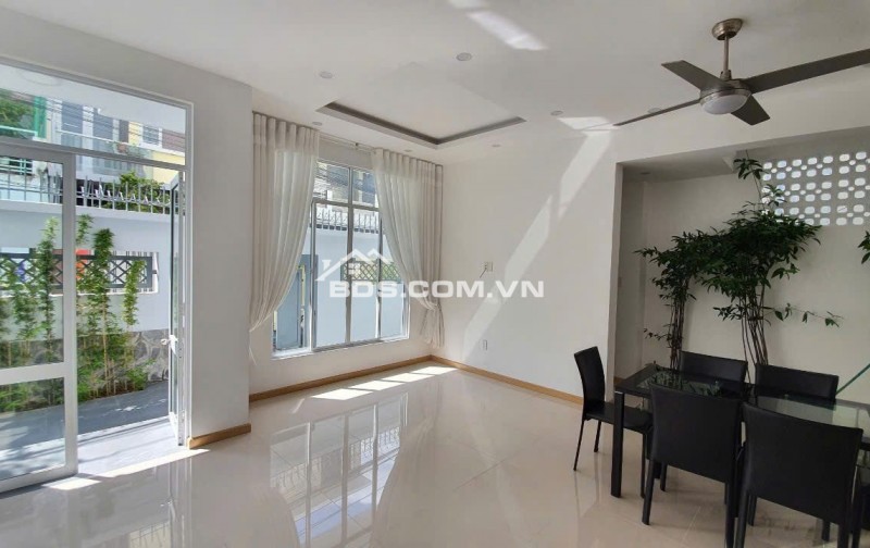 Căn Góc Hai Mặt Tiền Thoáng Đẹp Ngay Trung Tâm Nha Trang