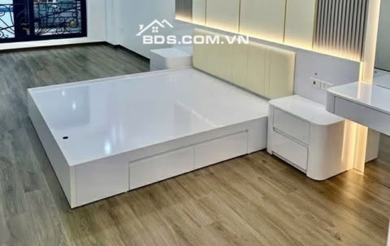 Nhà mặt phố ô tô tránh, mới xây xong, kinh doanh sầm uất, tiềm năng tăng giá tốt.