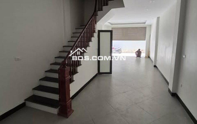 Nhà mặt phố ô tô tránh, mới xây xong, kinh doanh sầm uất, tiềm năng tăng giá tốt.