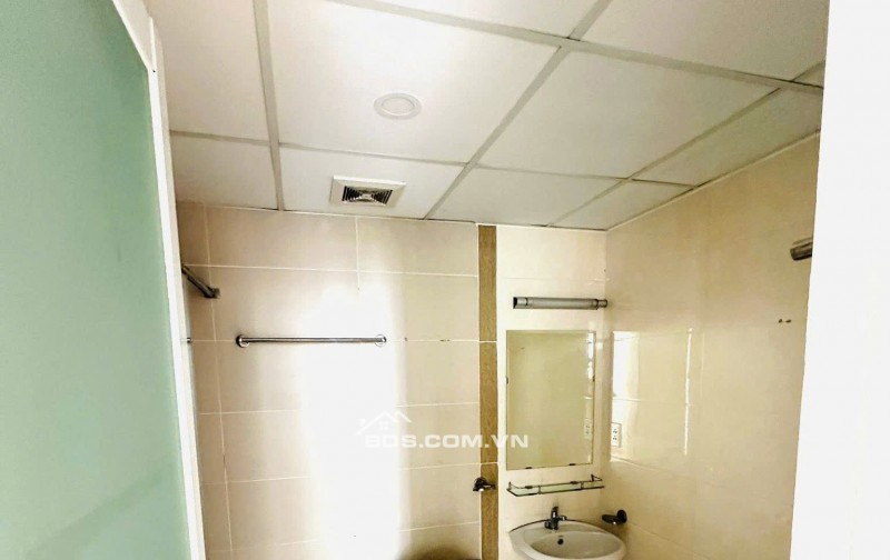 Giá 12tr/th, The Useful (The Era) Lạc Long Quân, TB, 107m2, 3PN, 2WC.