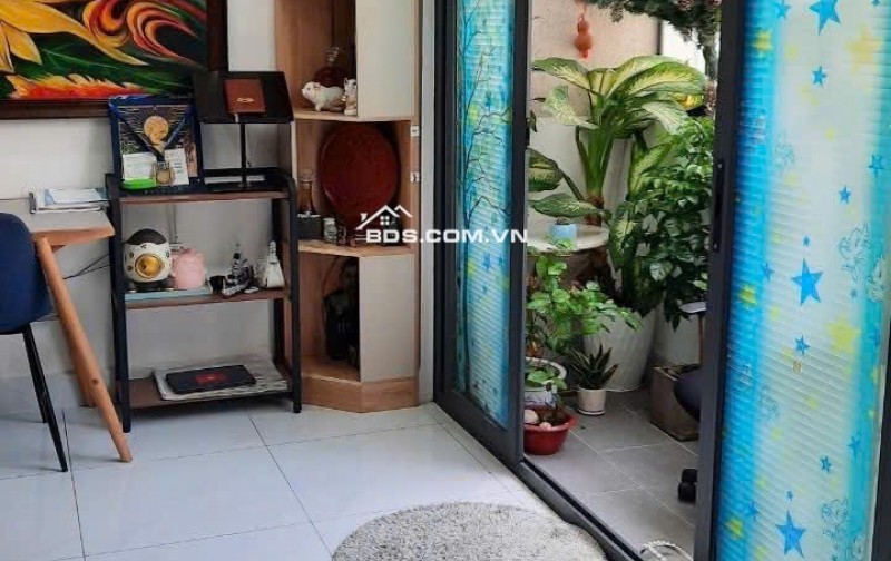 Căn hộ Nam Kỳ Khởi Nghĩa, 97m2, 2 Phòng ngủ, 1 Tolet, 11tr/th. Thang Bộ.